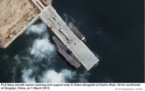 Tàu sân bay Liêu Ninh của Hải quân Trung Quốc đậu tại quân cảng ở Thanh Đảo, do công ty vệ tinh Digital Globe Mỹ chụp được và công bố ngày 1/3/2013.